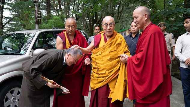Бывшие сотрудники Центральной тибетской администрации поднесли Далай-ламе молебен о долголетии
