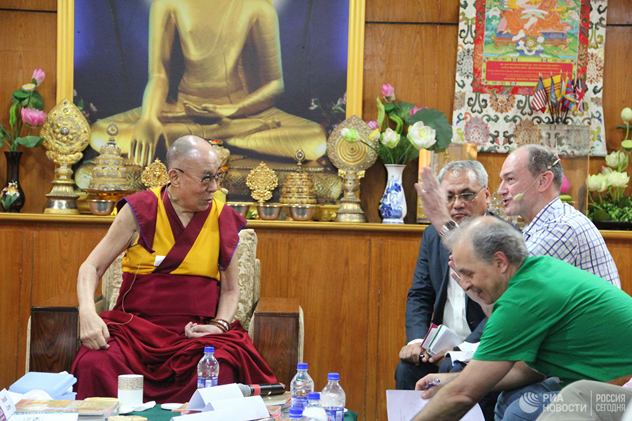 Далай-лама призвал дать детям беженцев возможность получать образование