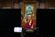 Его Святейшество Далай-лама беседует по видеосвязи с группами буддистов из Тайваня, Сингапура и Малайзии, где организованы праздничные мероприятия по случаю 84-летия Его Святейшества.  Дхарамсала, Индия. 6 июля 2019 г. Фото: Тензин Чойджор.