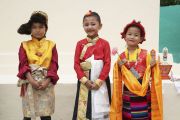Тибетские дети в традиционных костюмах ожидают прибытия Его Святейшества Далай-ламы в Манали. Штат Химачал-Прадеш, Индия. 10 августа 2019 г. Фото: Лобсанг Церинг.