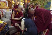 Тензин Нангва, тибетский представитель в Куллу, выражает почтение Его Святейшеству Далай-ламе во время церемонии приветствия в монастыре Нгари. Манали, штат Химачал-Прадеш, Индия. 10 августа 2019 г. Фото: Лобсанг Церинг.