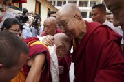 По прибытии в Манали Его Святейшество Далай-лама приветствует настоятеля монастыря Нгари. Манали, штат Химачал-Прадеш, Индия. 10 августа 2019 г. Фото: Лобсанг Церинг.