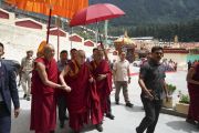 По завершении церемонии приветствия в монастыре Нгари Его Святейшество Далай-лама направляется в свою резиденцию. Манали, штат Химачал-Прадеш, Индия. 10 августа 2019 г. Фото: Лобсанг Церинг.