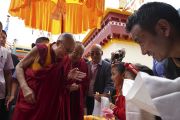 Юные тибетцы подносят Его Святейшеству Далай-ламе традиционное приветствие по прибытии в монастырь Нгари. Манали, штат Химачал-Прадеш, Индия. 10 августа 2019 г. Фото: Лобсанг Церинг.