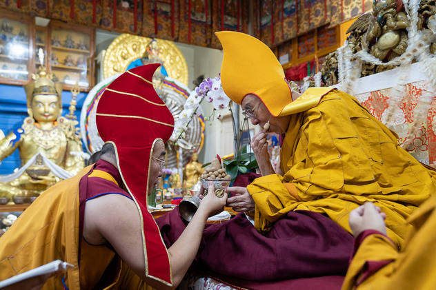 Фоторепортаж. В Дхарамсале состоялся молебен о долгой жизни Далай-ламы