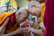Его Святейшество Далай-лама и бывший Ганден Трипа Ризонг Ринпоче обмениваются приветствиями в начале первого дня учений, организованных по просьбе буддистов из Юго-Восточной Азии. Дхарамсала, штат Химачал-Прадеш, Индия. 4 сентября 2019 г. Фото: Тензин Чойджор (офис ЕСДЛ).