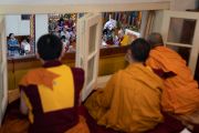 Монахи монастыря Намгьял, расположившиеся на балконе над главным тибетским храмом, слушают Его Святейшество Далай-ламу во время первого дня учений, организованных по просьбе буддистов из Юго-Восточной Азии. Дхарамсала, штат Химачал-Прадеш, Индия. 4 сентября 2019 г. Фото: Тензин Чойджор (офис ЕСДЛ).