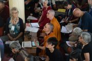 Паломники из других стран слушают перевод учений Его Святейшества Далай-ламы, организованных по просьбе буддистов из Юго-Восточной Азии. Дхарамсала, штат Химачал-Прадеш, Индия. 4 сентября 2019 г. Фото: Тензин Чойджор (офис ЕСДЛ).