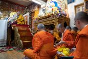 Тайские монахи слушают Его Святейшество Далай-ламу во время первого дня учений, организованных по просьбе буддистов из Юго-Восточной Азии. Дхарамсала, штат Химачал-Прадеш, Индия. 4 сентября 2019 г. Фото: Тензин Чойджор (офис ЕСДЛ).