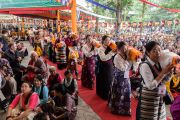 Члены организационного комитета выстроились в очередь, чтобы совершить традиционные подношения во время молебна о долгой жизни Его Святейшества Далай-ламы. Дхарамсала, штат Химачал-Прадеш, Индия. 13 сентября 2019 г. Фото: Лобсанг Тензин.