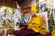 Его Святейшество Далай-лама держит ритуальный жезл во время церемонии подношения молебна о долгой жизни, организованной в главном тибетском храме. Дхарамсала, штат Химачал-Прадеш, Индия. 13 сентября 2019 г. Фото: Тензин Чойджор.
