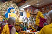 Перед тем как занять место на троне, Его Святейшество Далай-лама выражает почтение изображениям Будды и других божеств в главном тибетском храме. Дхарамсала, штат Химачал-Прадеш, Индия. 13 сентября 2019 г. Фото: Тензин Чойджор.