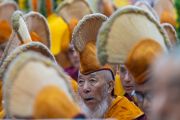 Монахи из монастыря Намдролинг принимают участие в молебне о долгой жизни Его Святейшества Далай-ламы. Дхарамсала, штат Химачал-Прадеш, Индия. 13 сентября 2019 г. Фото: Тензин Чойджор.