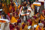 Верующие, собравшиеся в главном тибетском храме, читают молитвы о долгой жизни Его Святейшества Далай-ламы во время церемонии, организованной в главном тибетском храме. Дхарамсала, штат Химачал-Прадеш, Индия. 13 сентября 2019 г. Фото: Лобсанг Тензин.