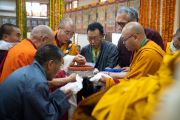 Представители групп буддистов, организовавших молебен о долгой жизни Его Святейшества Далай-ламы, готовятся совершить традиционное подношение мандалы. Дхарамсала, штат Химачал-Прадеш, Индия. 13 сентября 2019 г. Фото: Тензин Чойджор.