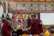 Монахи несут символическое изображение Его Святейшества Далай-ламы во время церемонии подношения молебна о долгой жизни. Дхарамсала, штат Химачал-Прадеш, Индия. 13 сентября 2019 г. Фото: Лобсанг Тензин.