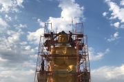 Статуя Будды Майтреи в процессе строительства.