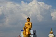 Статуя Будды Майтреи в процессе строительства.