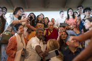По завершении встречи, организованной в отеле Тадж, Его Святейшество Далай-лама фотографируется со слушателями. Нью-Дели, Индия. 21 сентября 2019 г. Фото: Тензин Чойджор (офис ЕСДЛ).