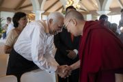 Перед началом встречи с группой интеллектуалов, профессоров и дипломатов Его Святейшество Далай-лама приветствует слушателей. Нью-Дели, Индия. 21 сентября 2019 г. Фото: Тензин Чойджор (офис ЕСДЛ).