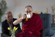 Его Святейшество Далай-лама пьет чай во время встречи с группой интеллектуалов, профессоров и дипломатов. Нью-Дели, Индия. 21 сентября 2019 г. Фото: Тензин Чойджор (офис ЕСДЛ).