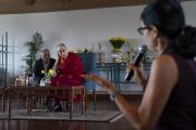 Одна из слушательниц задает вопрос Его Святейшеству Далай-ламе во время встречи с группой интеллектуалов, профессоров и дипломатов. Нью-Дели, Индия. 21 сентября 2019 г. Фото: Тензин Чойджор (офис ЕСДЛ).