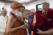 По прибытии в ашрам Шри Удасина Каршни Его Святейшество Далай-лама приветствует Свами Каршни Гурушарананда-джи Махараджа. Матхура, штат Уттар-Прадеш, Индия. 22 сентября 2019 г. Фото: Тензин Чойджор (офис ЕСДЛ).