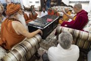 Его Святейшество Далай-лама беседует со старшими священнослужителями ашрама Шри Удасина Каршни. Матхура, штат Уттар-Прадеш, Индия. 22 сентября 2019 г. Фото: Тензин Чойджор (офис ЕСДЛ).