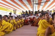 Священнослужители ашрама Шри Удасина Каршни, собравшиеся, чтобы поднести Его Святейшеству Далай-ламе гуру-пуджу (церемонию омовения стоп). Матхура, штат Уттар-Прадеш, Индия. 22 сентября 2019 г. Фото: Тензин Чойджор (офис ЕСДЛ).