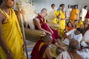 Его Святейшество Далай-лама во время гуру-пуджи (церемонии омовения стоп) в ашраме Шри Удасина Каршни. Матхура, штат Уттар-Прадеш, Индия. 22 сентября 2019 г. Фото: Тензин Чойджор (офис ЕСДЛ).
