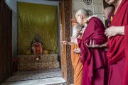 Его Святейшество Далай-лама молится в главном храме Кришны в ашраме Шри Удасина Каршни. Матхура, штат Уттар-Прадеш, Индия. 22 сентября 2019 г. Фото: Тензин Чойджор (офис ЕСДЛ).