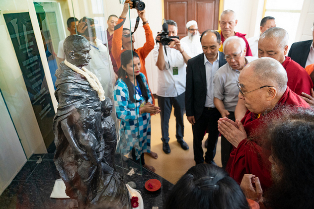 Далай-лама: Наш мир отчаянно нуждается в учениях Махатмы Ганди