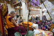 Его Святейшество Далай-лама возносит молитвы в начале первого дня учений, организованных по просьбе буддистов из Тайваня. Дхарамсала, Индия. 3 октября 2019 г. Фото: дост. Тензин Джампхел.