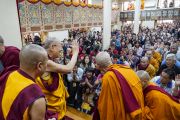 Его Святейшество Далай-лама машет рукой буддистам из Тайваня по прибытии в главный тибетский храм в начале первого дня учений. Дхарамсала, Индия. 3 октября 2019 г. Фото: дост. Тензин Джампхел.