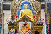 Его Святейшество Далай-лама читает строфы «Драгоценного ожерелья срединного пути» Нагарджуны во время второго дня учений, организованных по просьбе буддистов из Тайваня. Дхарамсала, штат Химачал-Прадеш, Индия. 4 октября 2019 г. Фото: дост. Тензин Джампхел.
