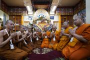 Тайские монахи читают Мангала-сутту на пали в начале второго дня учений Его Святейшества Далай-ламы, организованных по просьбе буддистов из Тайваня. Дхарамсала, штат Химачал-Прадеш, Индия. 4 октября 2019 г. Фото: дост. Тензин Джампхел.