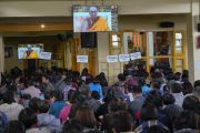 Буддисты из Тайваня смотрят прямую трансляцию учений Его Святейшества Далай-ламы в главном тибетском храме. Дхарамсала, штат Химачал-Прадеш, Индия. 4 октября 2019 г. Фото: дост. Тензин Джампхел.