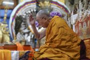 Его Святейшество Далай-лама читает строфы «Драгоценного ожерелья срединного пути» Нагарджуны во время заключительного дня учений, организованных по просьбе буддистов из Тайваня. Дхарамсала, штат Химачал-Прадеш, Индия. 5 октября 2019 г. Фото: дост. Тензин Джампхел.