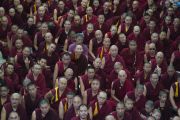 Монахи и монахини, расположившиеся на веранде главного тибетского храма во время заключительного дня учений Его Святейшества Далай-ламы, организованных по просьбе буддистов из Тайваня. Дхарамсала, штат Химачал-Прадеш, Индия. 5 октября 2019 г. Фото: дост. Тензин Джампхел.
