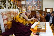Его Святейшество Далай-лама благодарит одного из тайских монахов, читавших Мангала-сутту на пали в начале заключительного дня учений, организованных по просьбе буддистов из Тайваня. Дхарамсала, штат Химачал-Прадеш, Индия. 5 октября 2019 г. Фото: дост. Тензин Джампхел.