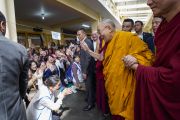 Его Святейшество Далай-лама машет рукой буддистам из Тайваня, покидая главный тибетский храм по завершении заключительного дня учений. Дхарамсала, штат Химачал-Прадеш, Индия. 5 октября 2019 г. Фото: дост. Тензин Джампхел.