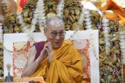 Его Святейшество Далай-лама смотрит на верующих во время заключительного дня учений, организованных по просьбе буддистов из Тайваня. Дхарамсала, штат Химачал-Прадеш, Индия. 5 октября 2019 г. Фото: дост. Тензин Джампхел.