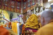Его Святейшество Далай-лама объясняет, как зарождать бодхичитту, во время дарования разрешения на практику Махамаюри. Дхарамсала, штат Химачал-Прадеш, Индия. 5 октября 2019 г. Фото: дост. Тензин Джампхел.