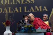 Его Святейшество Далай-лама перебрасывается парой слов с ректором Ашоком К. Читкарой во время лекции в университете Читкара. Чандигарх, Индия. 14 октября 2019 г. Фото: Тензин Чойджор (офис ЕСДЛ).