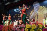 Студентки исполняют традиционный индийский танец во время церемонии приветствия Его Святейшества Далай-ламы в университете Читкара. Чандигарх, Индия. 14 октября 2019 г. Фото: Тензин Чойджор (офис ЕСДЛ).