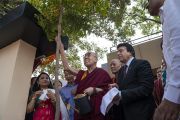 Его Святейшество Далай-лама благословляет деревце, посаженное им на месте будущего Центра счастья в университете Читкара. Чандигарх, Индия. 14 октября 2019 г. Фото: Тензин Чойджор (офис ЕСДЛ).