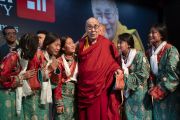 По завершении лекции Его Святейшество Далай-лама благодарит группу тибетских студенток, выступавших во время церемонии приветствия в университете Читкара. Чандигарх, Индия. 14 октября 2019 г. Фото: Тензин Чойджор (офис ЕСДЛ).