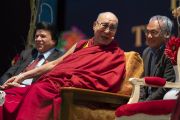 Его Святейшество Далай-лама смеется, отвечая на вопросы слушателей во время лекции в университете Читкара. Чандигарх, Индия. 14 октября 2019 г. Фото: Тензин Чойджор (офис ЕСДЛ).