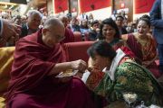 Его Святейшество Далай-лама благодарит одну из тибетских студенток, исполнивших традиционные тибетские песни во время церемонии приветствия в университете Читкара. Чандигарх, Индия. 14 октября 2019 г. Фото: Тензин Чойджор (офис ЕСДЛ).