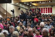 Студенты выстроились в очередь, чтобы задать вопрос Его Святейшеству Далай-ламе во время лекции в университете Читкара. Чандигарх, Индия. 14 октября 2019 г. Фото: Тензин Чойджор (офис ЕСДЛ).